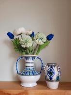 Prachtige wit/blauwe vintage vaas met kunstbloemen, Huis en Inrichting, Woonaccessoires | Vazen, Minder dan 50 cm, Blauw, Ophalen of Verzenden