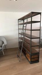 Boekenkast met trapje (zeer solide mangohout), Ophalen, Zo goed als nieuw