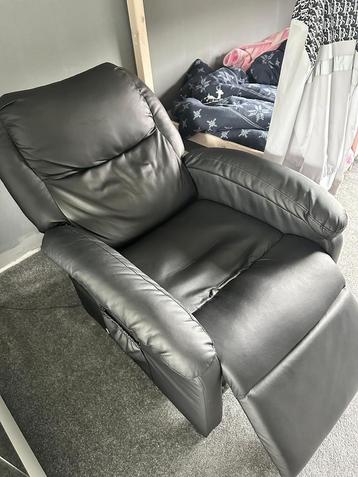 Zwarte relaxstoel / fauteuil met voetensteun beschikbaar voor biedingen