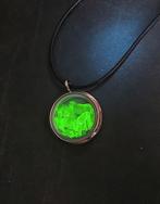 Ketting met hanger gevuld met uranium glas, Overige voorstellingen, Glas of Kristal, Ophalen of Verzenden, Zo goed als nieuw