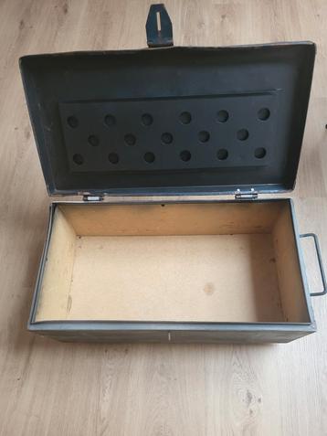 Oude metalen kist met houten binnenkant beschikbaar voor biedingen
