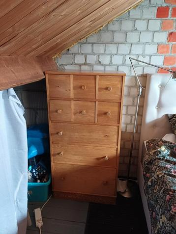 Hoog massief grenen kastje gratis  beschikbaar voor biedingen