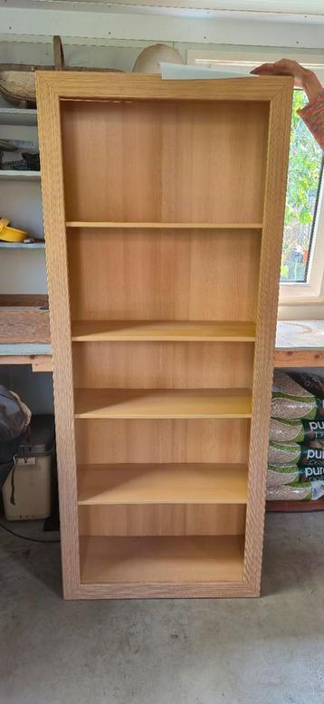 Degelijke houten boekenkast 80x190 beschikbaar voor biedingen