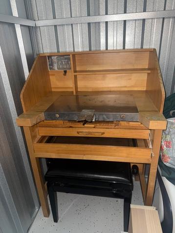 Goudsmid tafel, lamp & hangmotor beschikbaar voor biedingen