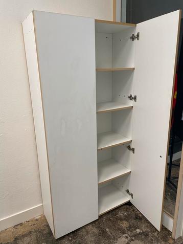 Witte kast met planken beschikbaar voor biedingen