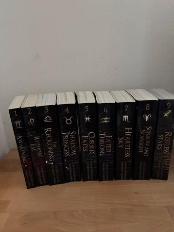 Zodiac Academy 1-9 Engels Paperback beschikbaar voor biedingen