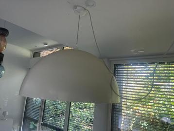 Design hanglamp – wit met oranje binnenkant beschikbaar voor biedingen