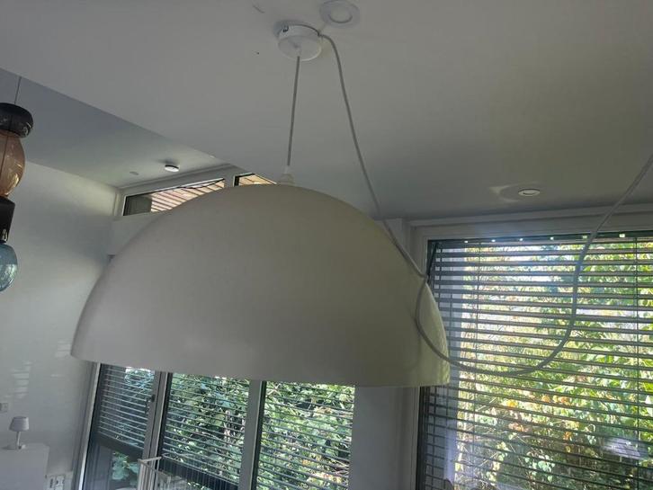 Design hanglamp – wit met oranje binnenkant, Huis en Inrichting, Lampen | Hanglampen, Zo goed als nieuw, Minder dan 50 cm, Kunststof