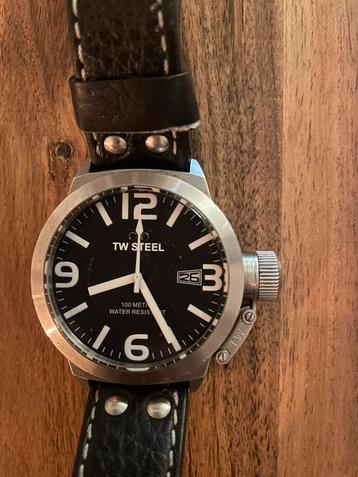 TWsteel heren horloge. Zwarte/witte wijzerplaat leren band beschikbaar voor biedingen
