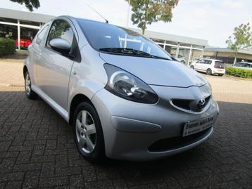 Toyota Aygo 1.0 12V Vvt-i 3DRS  2006 Grijs Nieuwe Apk Airco beschikbaar voor biedingen