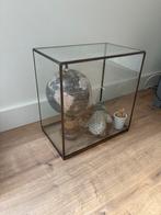 Glazen Vitrinekast met Decoratie, Huis en Inrichting, Woonaccessoires | Overige, Ophalen, Zo goed als nieuw