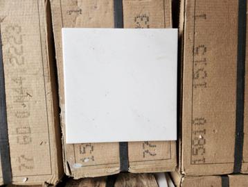 184 - Nieuwe Mosa wandtegels, wit en roze, 15x15 cm beschikbaar voor biedingen