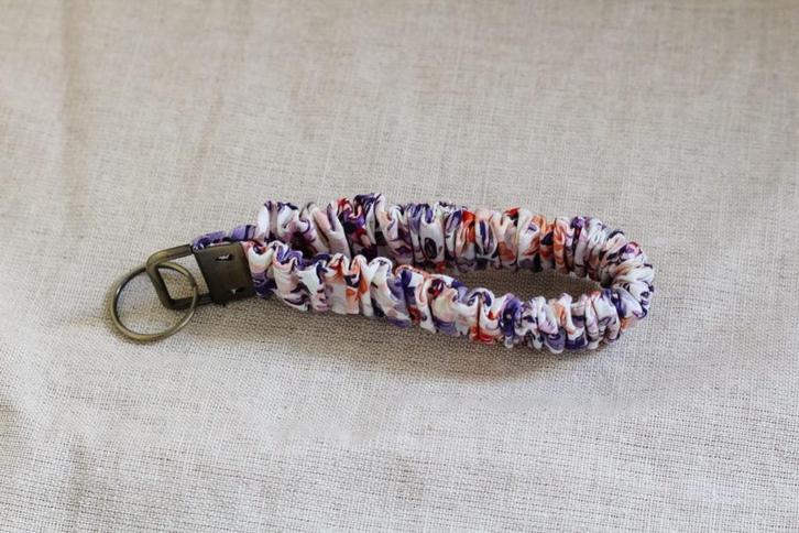 Scrunchie sleutelhanger accessoire paars gebloemd, Verzamelen, Sleutelhangers, Nieuw, Overige typen, Ophalen of Verzenden