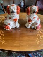twee ‘Victoriaanse’ hondjes voor in de vensterbank of schoor, Ophalen