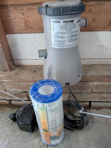 Bestway zwembadpomp met 3 nieuwe filters erbij. beschikbaar voor biedingen