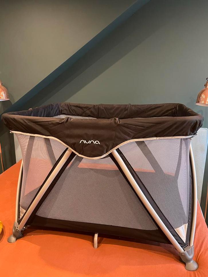 Zwart reisbedje met 2 hoogtes - tot 15kg, Kinderen en Baby's, Babywiegjes en Ledikanten, Zo goed als nieuw, Reisbedje, Ophalen