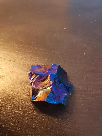 Prachtige Edelsteen met Iridescent Kleuren beschikbaar voor biedingen