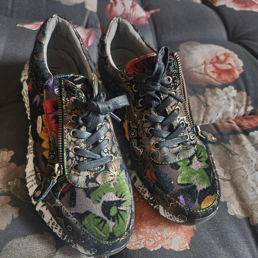 Hele mooie schoenen maat 42 van Laura Vita, Kleding | Dames, Schoenen, Zo goed als nieuw, Sneakers of Gympen, Overige kleuren