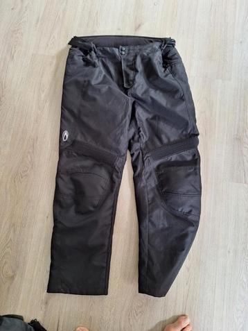 Motor broek beschikbaar voor biedingen