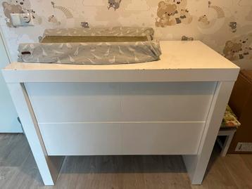 Te koop: commode met bijbehorende kast beschikbaar voor biedingen