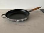 Le creuset 28 cm koekenpan, oestergrijs/flint, nieuw, Gietijzer, Nieuw, Ophalen of Verzenden, Keramische plaat