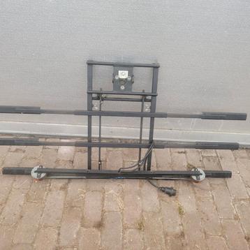 Degelijke universele fietsendrager met verlichting en wieltj beschikbaar voor biedingen