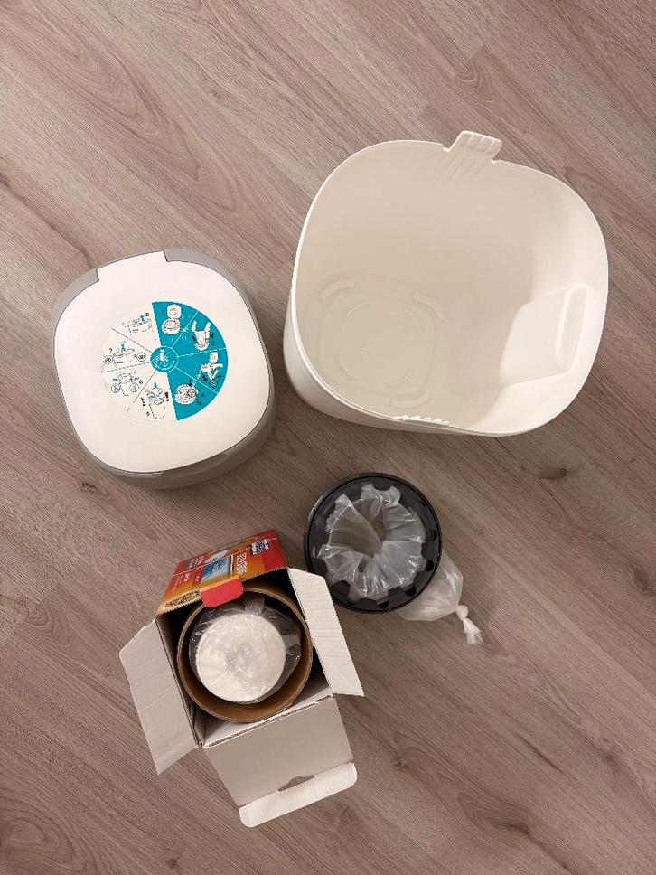 Tommee Tippee Sangenic Twist & Click luieremmer + navulling, Kinderen en Baby's, Babyvoeding en Toebehoren, Zo goed als nieuw