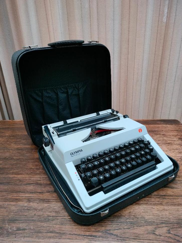 Typemachine OLYMPIA Regina de Luxe. Made in GDR. Jaar 1980., Diversen, Typemachines, Gebruikt, Ophalen of Verzenden
