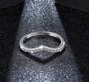 Zilveren ringen ingelegd met Moissantie beschikbaar voor biedingen