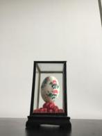 Decoratief Ei in Glazen Vitrine, Ophalen of Verzenden