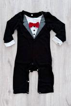 Kerst feestdagen smoking romper zwart wit rood strikje 68, Jongetje of Meisje, Ophalen of Verzenden, Zo goed als nieuw, Pakje