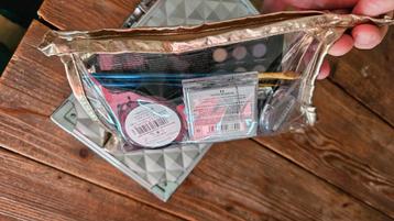 Make up koffer helemaal vol en volle etui erbij met make up beschikbaar voor biedingen