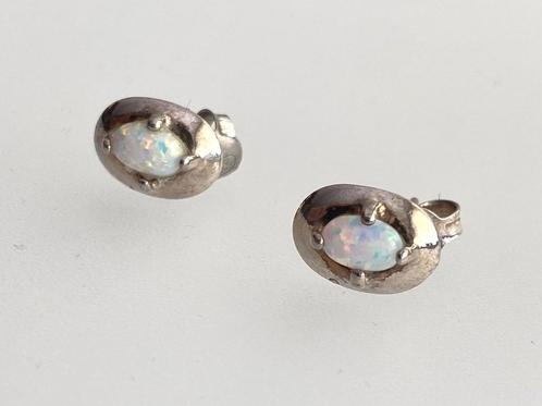 Vintage oorstekers zilver Australische opaal, Sieraden, Tassen en Uiterlijk, Kettingen, Zo goed als nieuw, Zilver, Wit, Met edelsteen