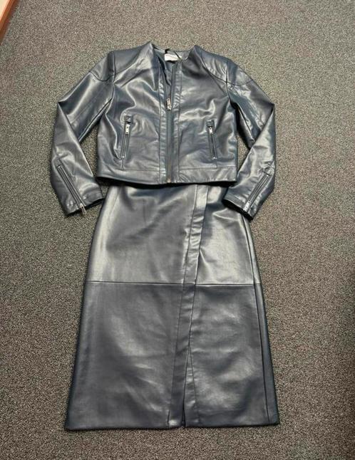 Nieuwe blauwe PU leren set jasje met rok maat 36, Kleding | Dames, Jasjes, Kostuums en Pakken, Nieuw, Kostuum of Pak, Maat 36 (S)