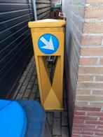 Gele Verkeerspaal met Pijl, Ophalen