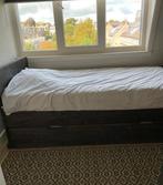 Kinderbed en bureau stevig donkerbruin steigerhout, Ophalen, 85 tot 100 cm, Gebruikt, Lattenbodem