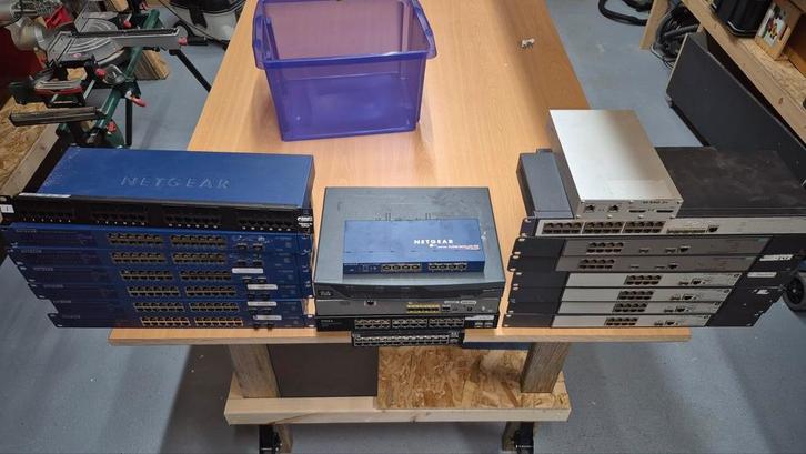 Diverse Internet Patchkast Switches - Netwerkapparatuur, Computers en Software, Netwerk switches, Gebruikt, Ophalen of Verzenden
