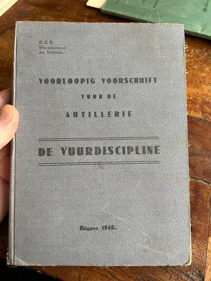 KNIL Nederlands voorschrift artillerie 1946 gedrukt Batavia, Verzamelen, Militaria | Tweede Wereldoorlog, Embleem of Badge, Nederland