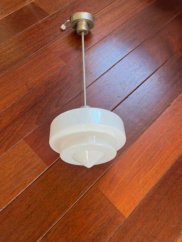 Art deco hanglamp, witte glazen kap beschikbaar voor biedingen