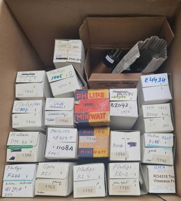2e doos met 19 radiobuizen (1930-1945) beschikbaar voor biedingen