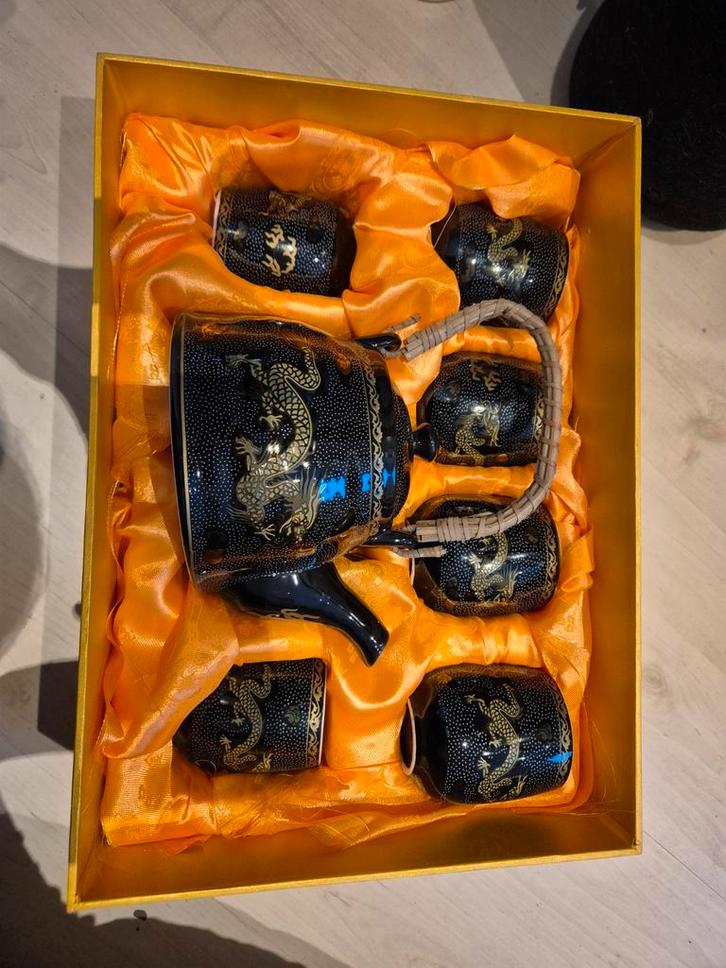Chinees theeservies met drakenmotief, Huis en Inrichting, Keuken | Servies, Gebruikt, Compleet servies, Overige stijlen, Porselein