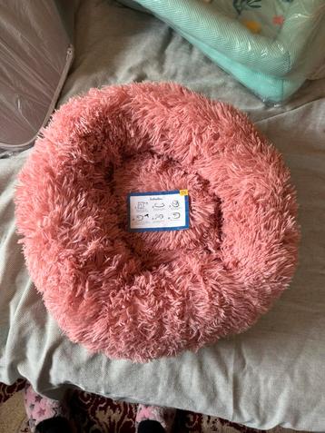Fluffy roze honden mand beschikbaar voor biedingen