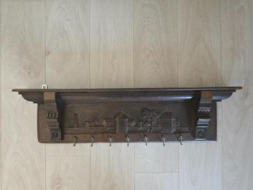 Antieke houten kapstok beschikbaar voor biedingen