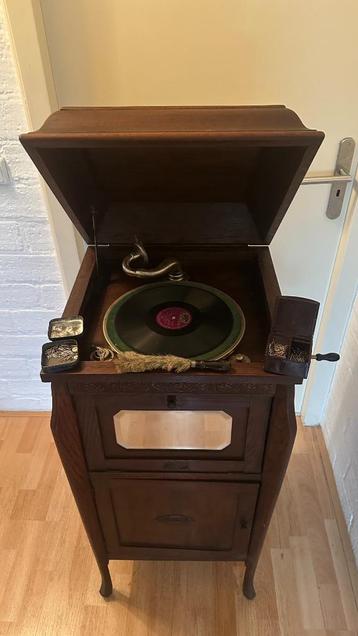Antieke wind-up grammofoon eiken meubel – Beverloo & Zonen beschikbaar voor biedingen