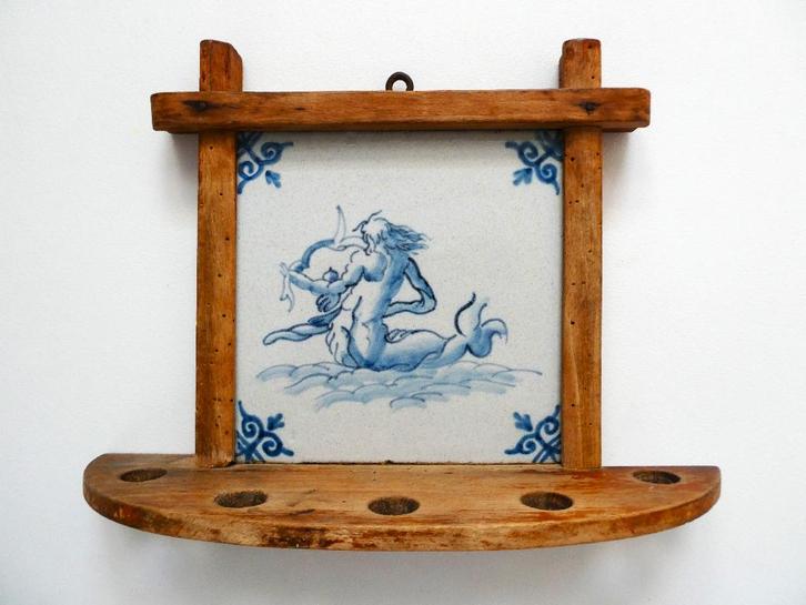 Antiek houten pijpenrek met Delftsblauwe tegel zeemeerman, Antiek en Kunst, Curiosa en Brocante, Ophalen of Verzenden