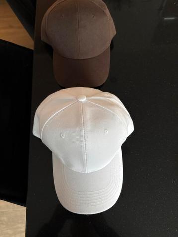 2 Nieuwe Petten met Klittenbandsluiting beschikbaar voor biedingen