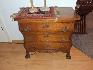 Houten kastje met 3 lades - 64x64x34 cm beschikbaar voor biedingen