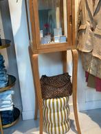 Gevraagd deze vitrine kast, Ophalen of Verzenden, Zo goed als nieuw, 25 tot 50 cm