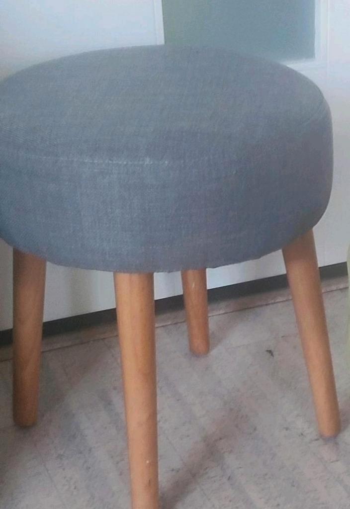 Taupe grijs Krukje / bijzettafeltje Hoogte : Ø 34 x 40 cm, Huis en Inrichting, Krukjes, Zo goed als nieuw, Hout, Ophalen of Verzenden