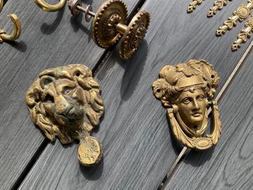 Antieke deurkloppers en ornamenten beschikbaar voor biedingen